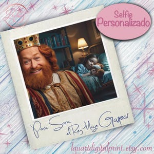 May include: A personalized selfie print featuring a man in a king's costume with a crown, smiling, and a sleeping child. The print includes text in Spanish: "Selfie Personalizado", "Para Sara. el Rey Mago Gaspar", and a website address.