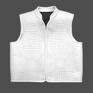 Op de afbeelding: Wit leren vest met een krokodilpatroon en een ritssluiting.
