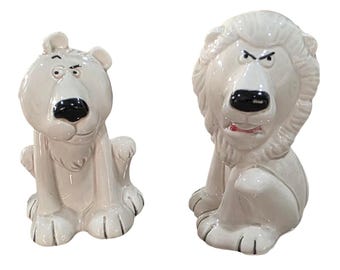 Salero y pimentero de cerámica blanca vintage con diseño de león y leona de Enesco Japan.