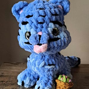 Tigre azul sentado con una maceta