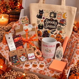 Può includere: Una confezione regalo contenente una borsa in tela con grafiche Spooky Season, una tazza bianca con l'etichetta Book Lover Social Club, tre spille smaltate, un segnalibro, un regalo incartato, nastro adesivo decorato, un blocco note e vari adesivi.