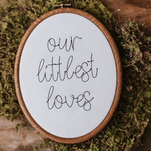 Anuncio de nacimiento de Our Littlest Loves, anuncio de nacimiento de gemelos, anuncio de embarazo de gemelos, anuncio de nacimiento bordado, decoración de guardería