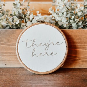De är här Tvillingsjukhusskylt Nyfödd sjukhusskylt för tvillingar Broderad skylt Nyfödda tvillingar sjukhusskylt Tvillingsjukhusmeddelande bild 4