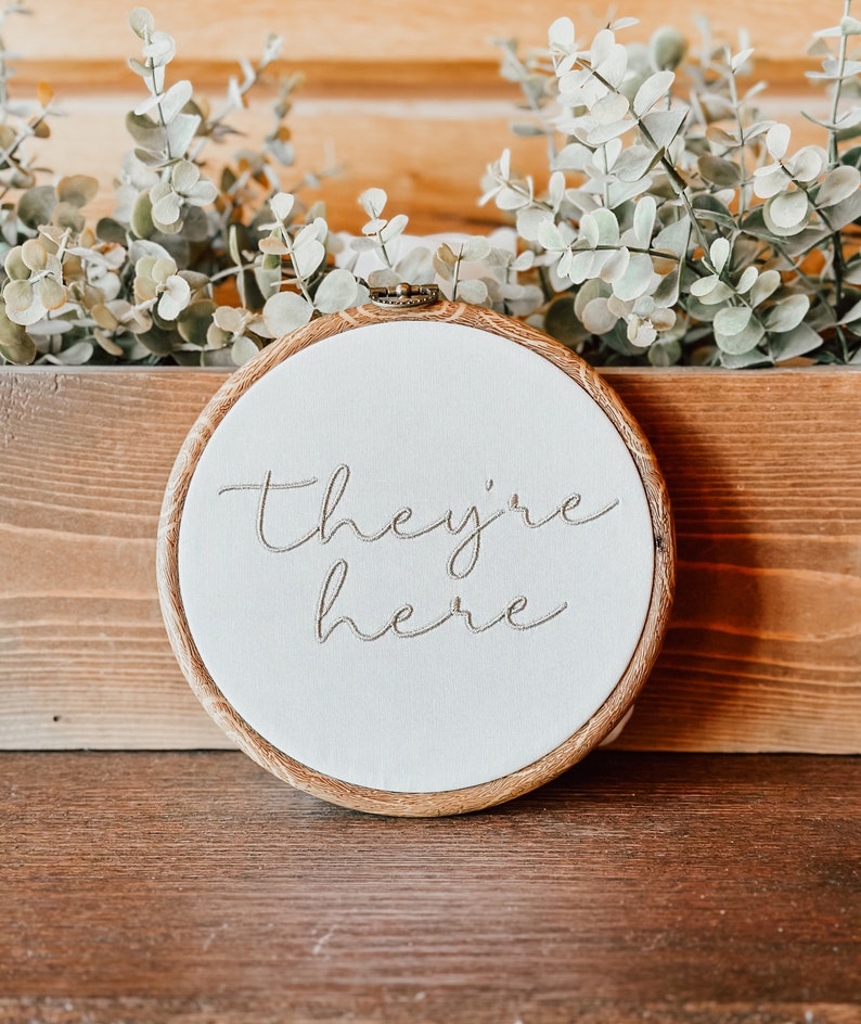 De är här Tvillingsjukhusskylt Nyfödd sjukhusskylt för tvillingar Broderad skylt Nyfödda tvillingar sjukhusskylt Tvillingsjukhusmeddelande bild 4