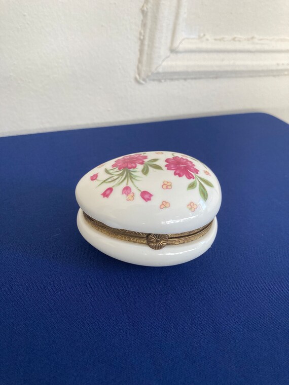 VINTAGE! Dainty Egg Hinged Trinket Box.