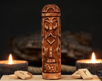 Handgefertigte, geschnitzte Thor-Figur aus Holz – nordische Gottheit – zur Dekoration des heidnischen Hausaltars