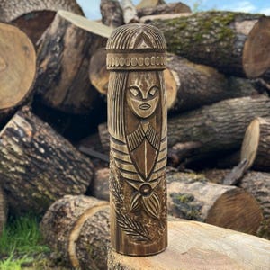 Freyja Norse Goddess Figurine – 40 cm Hand-Carved Wooden Statue, Pagan Altar Decor, Nordic Mythology Gift, Scandinavian Home Accent.
