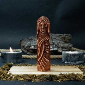 Hel Wooden Figurine - Red Statue of the Norse Goddess from Mythology, Hand-Carved Pagan Altar Sculpture, Symbol of Transition and Memory.