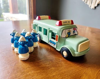 Vintage Smurf School Bus with 6 Smurfs Figures Wallace Berre & Co.