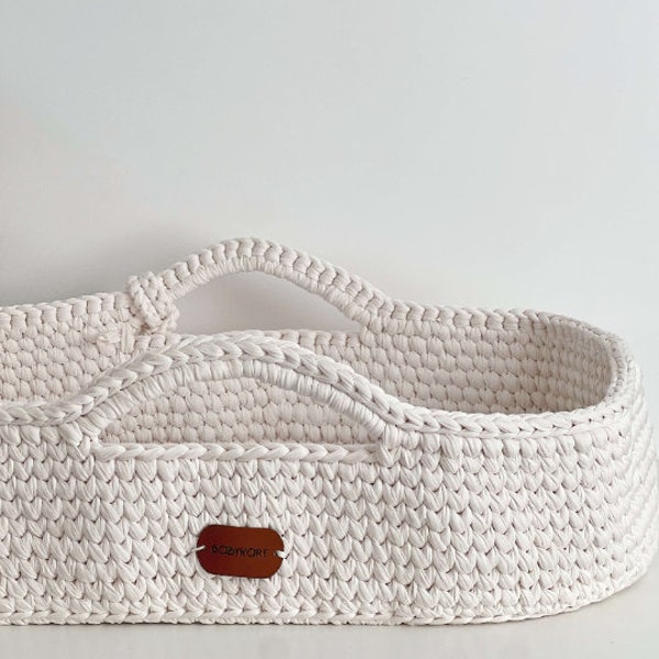 Couffin en crochet bebe avec matelas, panier à langer, déco chambre bébé et panier bébé crochet