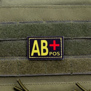 Grupa krwi AB+ pos Czarna naszywka ratownika medycznego