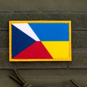 Puede incluir: Juego de tres tazas de cerámica con acabado mate moteado. Las tazas son de color crema, gris claro y gris oscuro. Cada taza tiene un diseño minimalista y un asa redondeada.