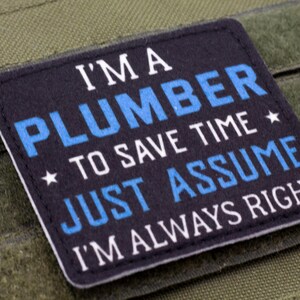 K&ouml;nnte beinhalten: Ein marineblauer Aufn&auml;her mit wei&szlig;em und blauem Text, der lautet: "I'M A PLUMBER TO SAVE TIME JUST ASSUME I'M ALWAYS RIGHT." Der quadratische Aufn&auml;her hat einen schwarzen Rand. Er ist vor einem gr&uuml;nen Hintergrund platziert.