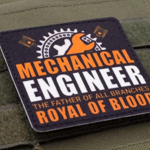 Pu&ograve; includere: Toppa nera e arancione con le parole "MECHANICAL ENGINEER" e "ROYAL OF BLOOD". La toppa presenta una grafica con chiave inglese, ingranaggio e pistone. &Egrave; incluso anche il testo "THE FATHER OF ALL BRANCHES".