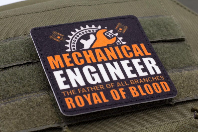 Pu&ograve; includere: Toppa nera e arancione con le parole "MECHANICAL ENGINEER" e "ROYAL OF BLOOD". La toppa presenta una grafica con chiave inglese, ingranaggio e pistone. &Egrave; incluso anche il testo "THE FATHER OF ALL BRANCHES".