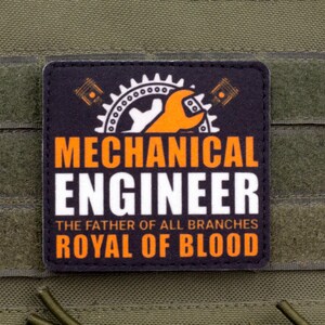 Pu&ograve; includere: Una toppa nera e arancione con le parole "MECHANICAL ENGINEER" in grassetto. La toppa presenta un ingranaggio, una chiave inglese e un pistone. &Egrave; incluso anche il testo "THE FATHER OF ALL BRANCHES ROYAL OF BLOOD".