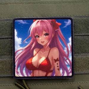Op de afbeelding: Een vierkante patch met een anime-stijl illustratie van een vrouw in een rode bikini. De achtergrond toont een blauwe lucht met wolken. De patch heeft een zwarte rand en staat op een groene achtergrond.