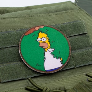 Homer Simpson gömmer sig i bushen med kardborreband och moralpatch bild 4