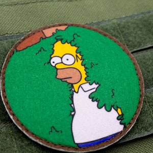 Homer Simpson gömmer sig i bushen med kardborreband och moralpatch bild 2