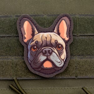 Puede incluir: Un letrero de madera rústica con el texto "Welcome to our home" en letras blancas. El letrero presenta un acabado envejecido y un diseño sencillo y acogedor.