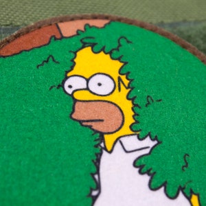 Homer Simpson gömmer sig i bushen med kardborreband och moralpatch bild 3