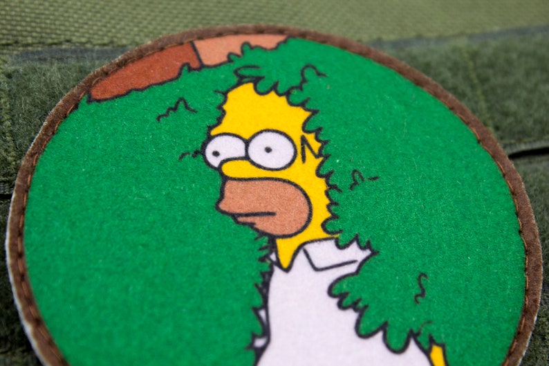 Homer Simpson gömmer sig i bushen med kardborreband och moralpatch bild 3