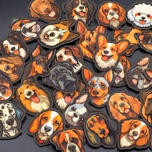 Puede incluir: Una colección de pegatinas con temática de perros que representan varias razas, incluyendo un dálmata, un beagle y un corgi. Las pegatinas tienen un borde negro y son en tonos marrones, blancos y negros. Están dispuestas sobre una superficie gris oscuro.