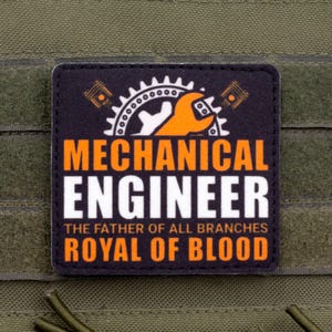 Puede incluir: Un parche negro y naranja con las palabras "MECHANICAL ENGINEER" en letras blancas y naranjas. El parche presenta un engranaje, una llave y un pistón. El texto "THE FATHER OF ALL BRANCHES ROYAL OF BLOOD" está debajo.