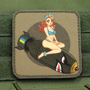 Pin-up Anime Girl auf Bombe Militär Klettpatch