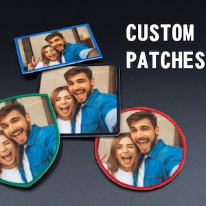 Può includere: Quattro patch personalizzati con forme e colori diversi, ognuno con una foto di una coppia. I patch sono su uno sfondo nero. Il testo "CUSTOM PATCHES" è in lettere bianche su uno sfondo nero.