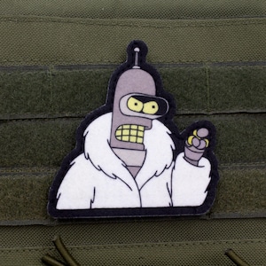 Könnte beinhalten: Ein grauer Roboter, der einen weißen Pelzmantel trägt und einen bedrohlichen Ausdruck hat. Der Roboter hat eine einzelne Antenne auf dem Kopf und hält ein kleines Objekt in seiner rechten Hand. Der Roboter befindet sich vor einem grünen Hintergrund.