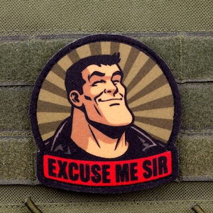 Puede incluir: Un parche circular con una ilustración de dibujos animados de un hombre con una mandíbula fuerte sobre un fondo de rayos de sol beige y marrón. Debajo de la figura, una pancarta roja muestra el texto negro "EXCUSE ME SIR" en mayúsculas.