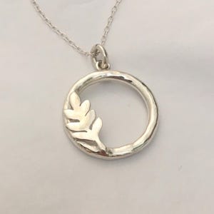 Collier feuille d&#39;argent, collier feuille de chêne, collier feuille, collier fougère, collier feuille d&#39;or, collier cercle, collier montagne