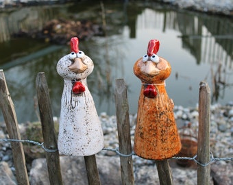 Zaunfiguren Hühnerduo Paulina und Charlotte,  Keramikhühner H 23 cm für den Gartenzaun