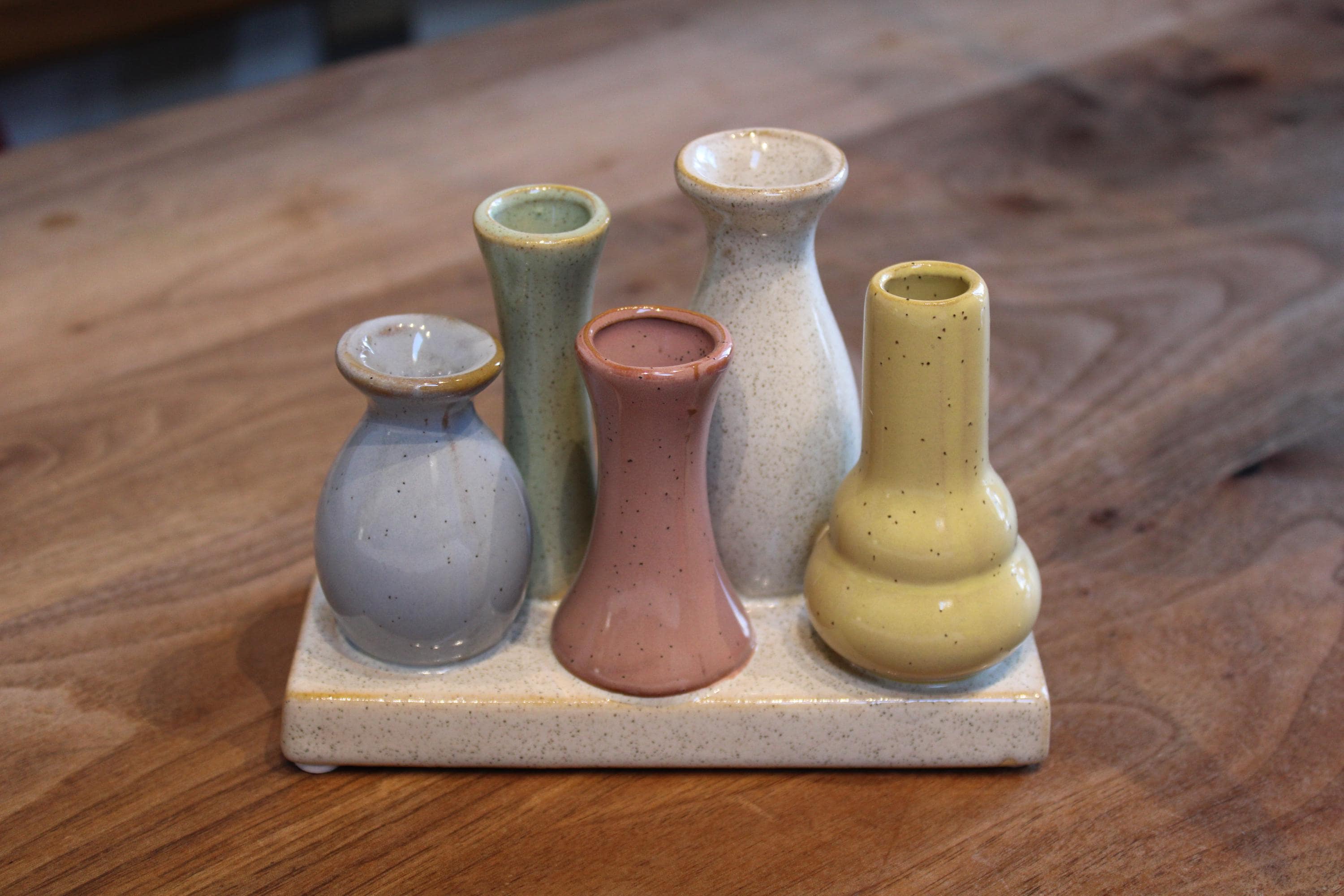 Kleines Vasen-Arrangement auf Sockel, Keramik, Länge 14 cm, Höhe 10,5 cm