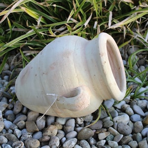 Liegende Amphore aus Terracotta weiß, Länge 24 cm, Amphore für den Steingarten Bild 1