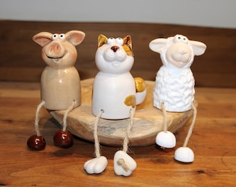 3 Kantensitzer aus Keramik Schwein, Katze, Schaf, 3 Figuren im Set, H sitzend ca. 11 cm