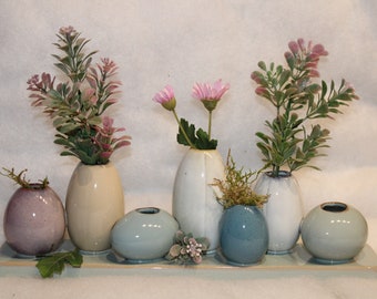 Vasen-Arrangement auf Sockel, Keramik, in zarten Pastelltönen mit Sprenkel, Länge 30 cm, Höhe 10 cm