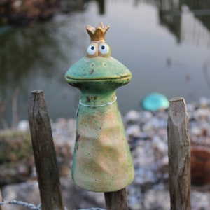 Zaunhocker Kleiner Froschkönig, Zaunfigur, Pfostenhocker, Keramik-Gartenfigur 18 cm hoch Bild 2