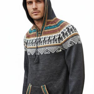 Puede incluir: Un suéter con capucha gris con un colorido estampado geométrico en el pecho y la capucha. El patrón incluye llamas, formas geométricas y rayas en tonos marrón, turquesa y blanco. El suéter tiene un bolsillo delantero y un cordón.