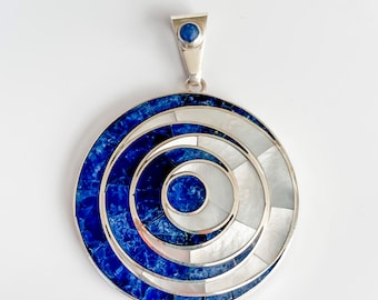 Colgante espiral Pachamama de lapislázuli y plata de ley 950 / Collar andino inca hecho a mano