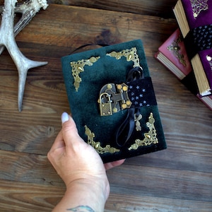 Handgemachtes samtenes Grimoire, gealterte Seiten, Hexentagebuch