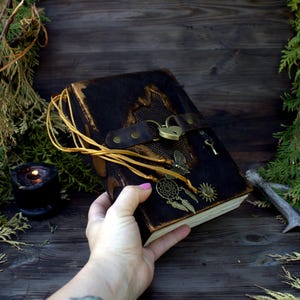 leather journal with lock and key massive,large leather journal grimoire luxe en cuir véritable avec marque-page et fermeture,book with lock
