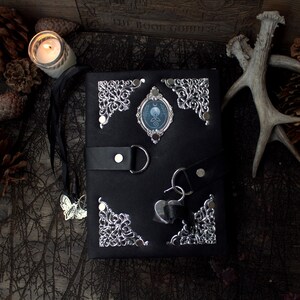 Handgemaakte leren grimoire met slot, vintage spreukendagboek, hekserijnotitieboekje, occult magisch boek