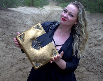 Goldenes Lederbuch der Schatten: A4 Handmade Grimoire, 720 gealterte Seiten