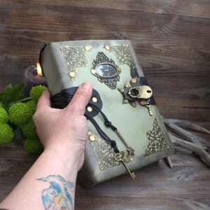 Dickes grünes Grimoire, Buch der Schatten, handgefertigtes Tagebuch, 400 Seite, grünes Lederschloss und Schlüssel, Zauberbuch Journal