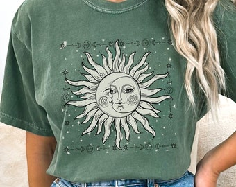 T-shirt Celestial Sun & Moon Faces: uniseks T-shirt met print