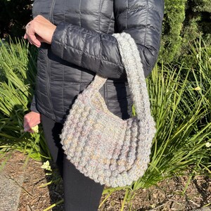 Gehäkelte Bobby Umhängetasche | Handgefertigte Puffed Häkeltasche | Stilvolle Geldbörse aus Acryl