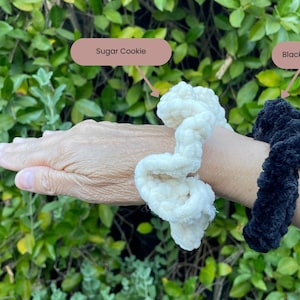 Crochet Lin Scrunchie | Handmade Crocheted Hair Accessory | Scrunchie for All Hair Types