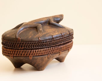 Handmade Wooden Lid Box with a Lizard Indonesia Mid of the 20th C Good Vintage Condition